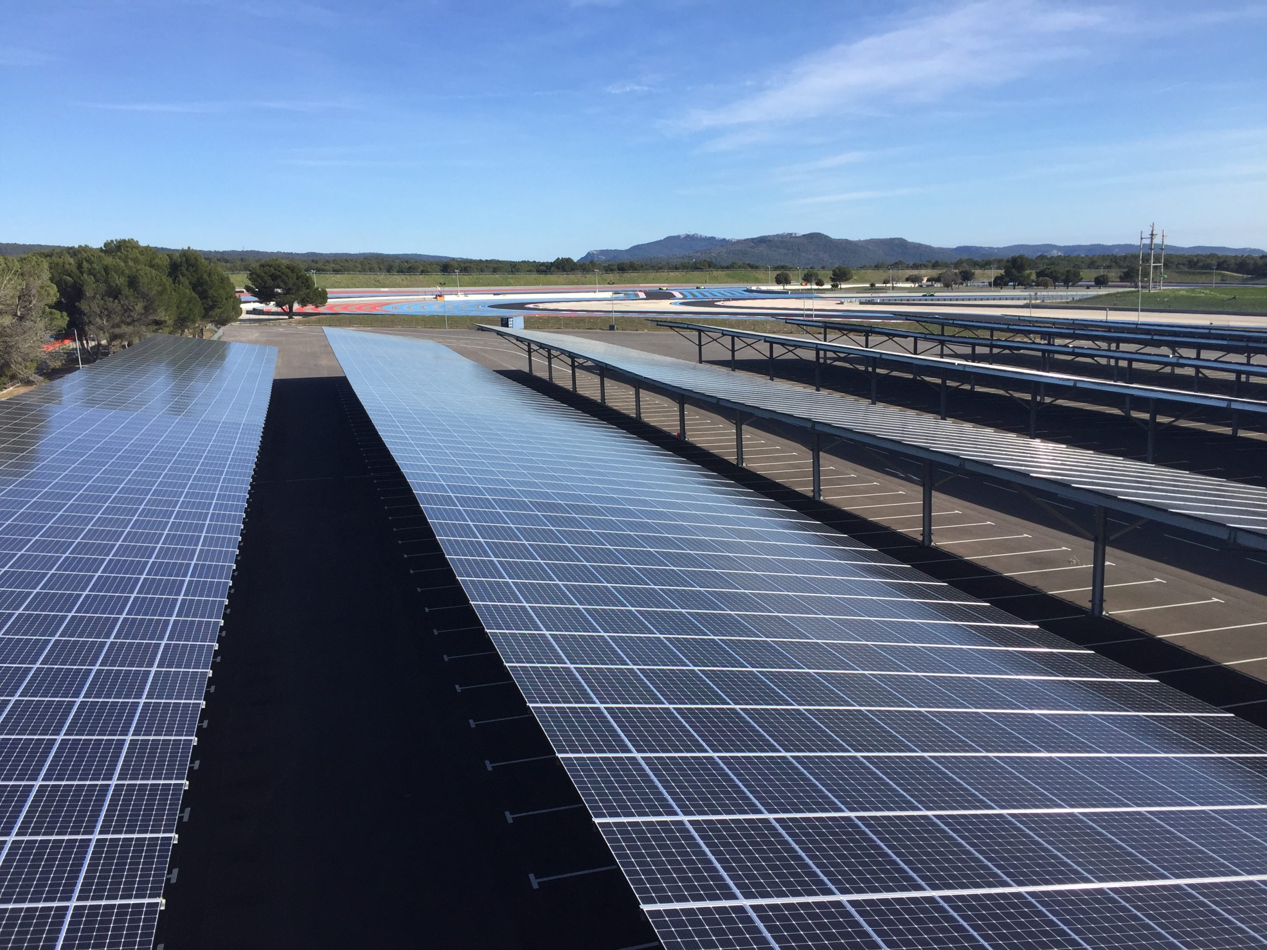 découvrez comment les bénéficiaires de panneaux solaires peuvent profiter d'économies d'énergie significatives, d'avantages fiscaux et d'une empreinte carbone réduite. apprenez les critères d'éligibilité et les subventions disponibles pour maximiser vos économies tout en contribuant à un avenir durable.