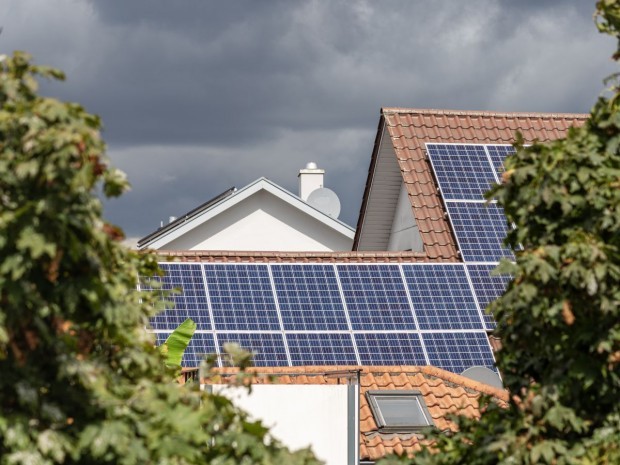 découvrez comment établir un budget optimal pour l'installation de panneaux solaires. apprenez à évaluer les coûts, les subventions disponibles et les économies d'énergie pour rentabiliser votre investissement tout en contribuant à la protection de l'environnement.