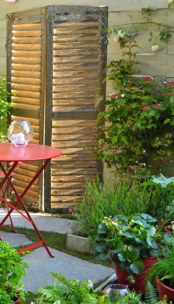 découvrez des solutions pratiques et esthétiques pour camoufler votre pompe à chaleur. transformez cet équipement en un atout déco tout en optimisant son efficacité. suivez nos conseils pour intégrer harmonieusement votre pompe à chaleur dans votre jardin ou sur votre terrasse.