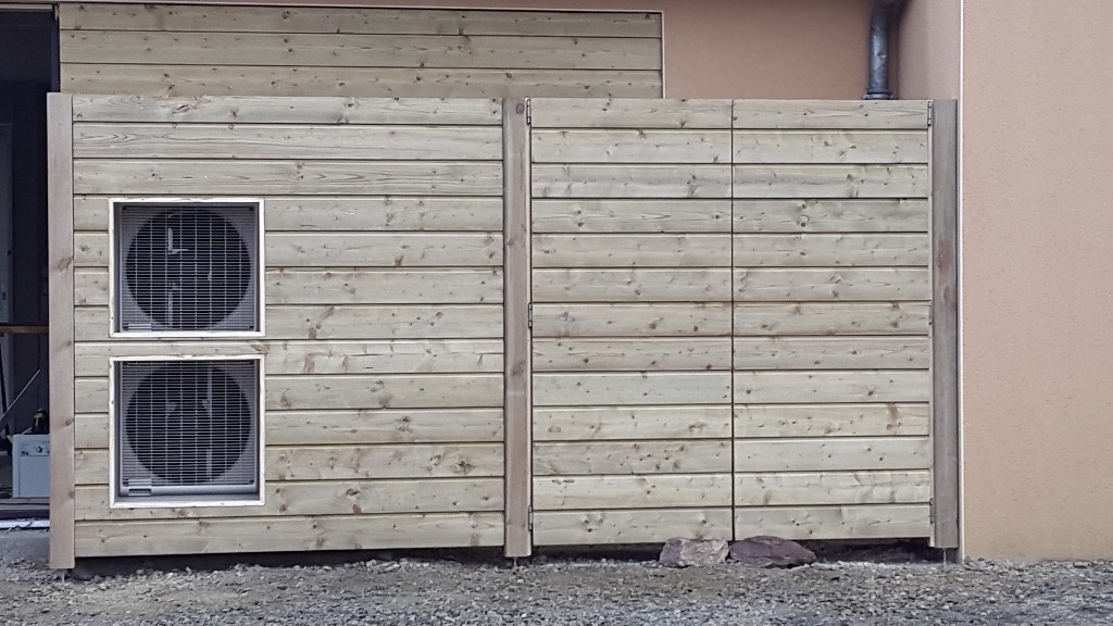 découvrez comment camoufler votre pompe à chaleur pour allier efficacité énergétique et esthétisme. apprenez des astuces pratiques pour intégrer votre système de chauffage dans votre paysage extérieur tout en préservant son rendement.