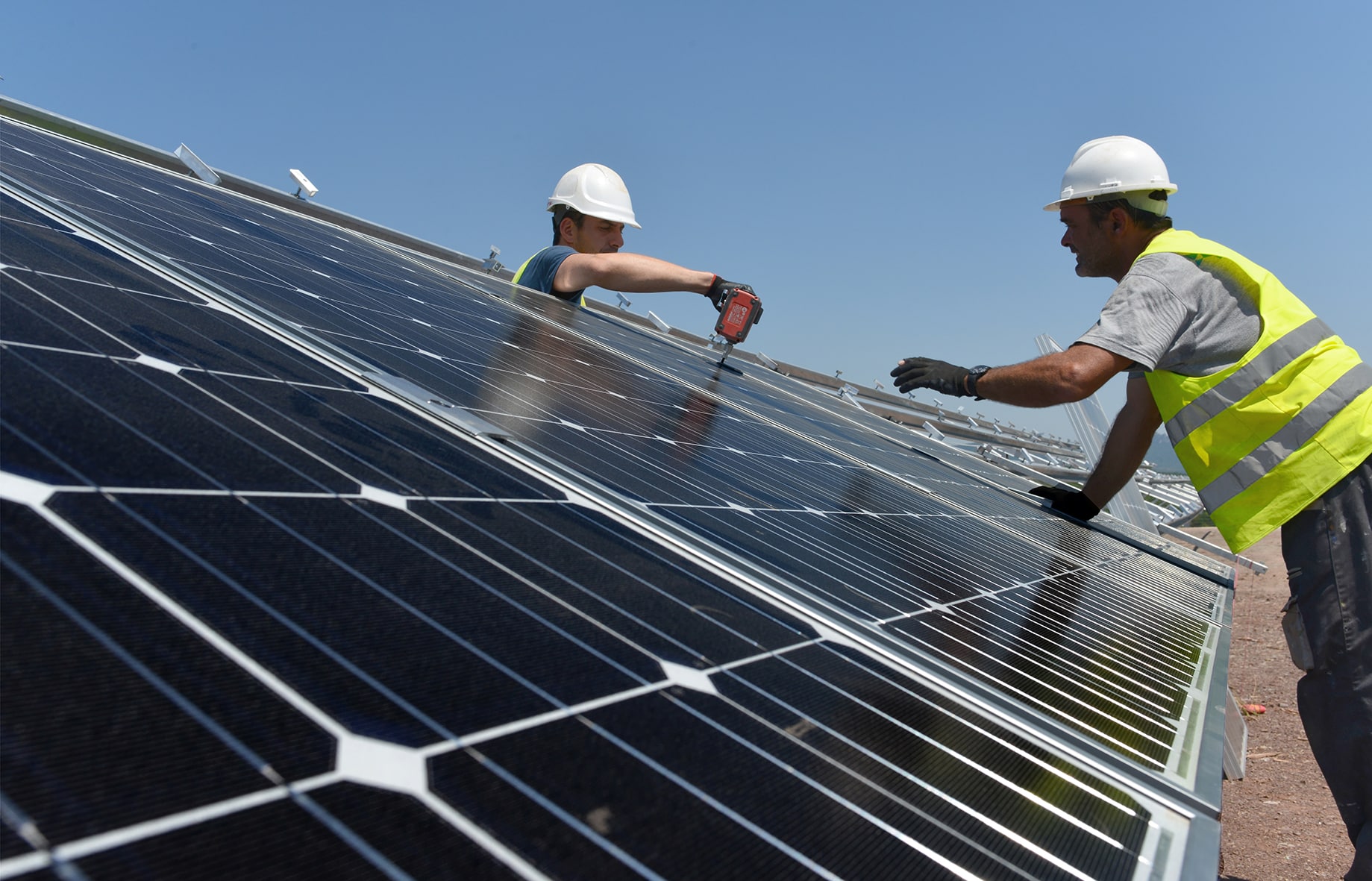 découvrez comment les centrales solaires transforment la lumière du soleil en énergie renouvelable, en offrant des solutions durables pour un avenir plus vert. explorez les avantages écologiques et économiques de cette technologie innovante.