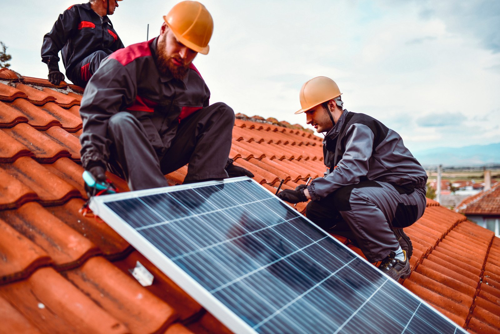 découvrez les différentes certifications pour installateurs photovoltaïques. garantissez la qualité de votre installation solaire et assurez-vous de travailler avec des professionnels certifiés, conformes aux normes en vigueur. informez-vous sur les exigences et les avantages de ces accréditations pour optimiser vos projets d'énergie renouvelable.