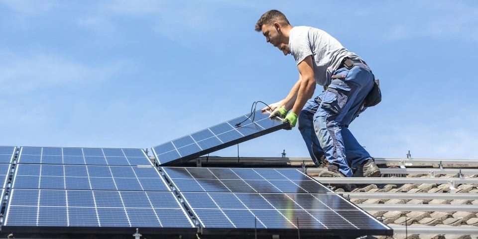 découvrez comment choisir le bon installateur pour votre système de gestion de l'énergie. obtenez des conseils pratiques et des critères essentiels pour sélectionner un professionnel qualifié qui répondra à vos besoins en efficacité énergétique.