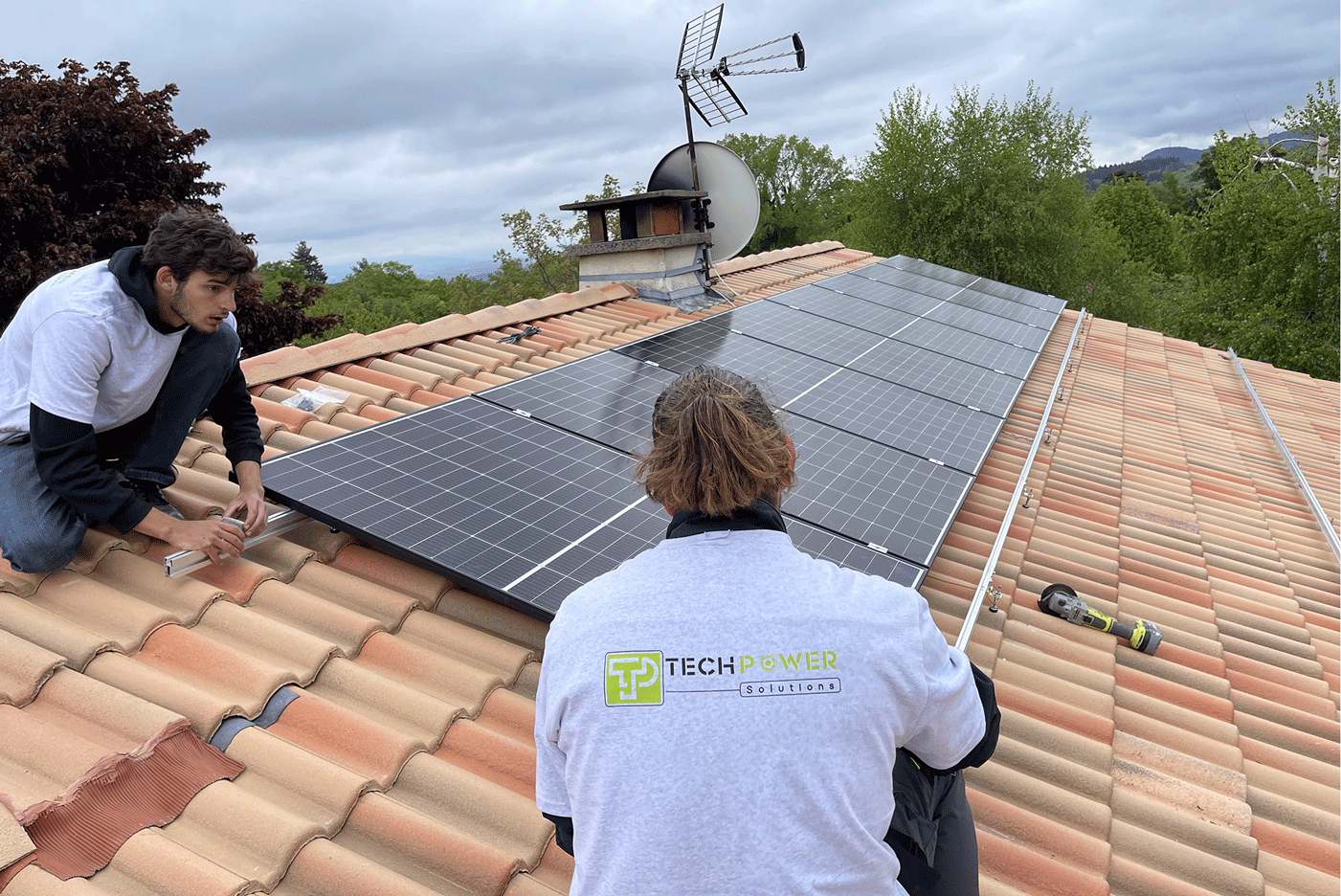 découvrez comment choisir un installateur photovoltaïque à clermont-ferrand pour maximiser l'efficacité de votre système solaire. obtenez des conseils pratiques, comparez les offres et trouvez le professionnel idéal pour vos projets d'énergie renouvelable.