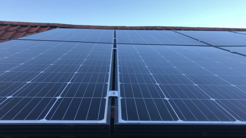 découvrez comment choisir le meilleur installateur de panneaux photovoltaïques à mouscron. profitez de conseils d'experts, d'astuces pour comparer les offres et d'informations sur la qualité des services pour garantir une installation efficace et durable de vos panneaux solaires.