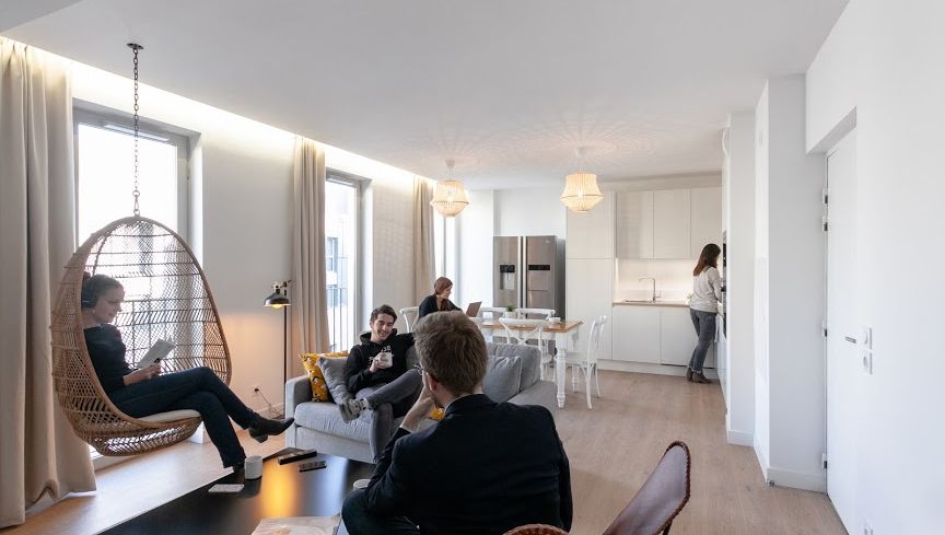 découvrez l'expérience unique du coliving éco, un mode de vie durable qui allie confort, partage et respect de l'environnement. profitez d'espaces collaboratifs immersifs, d'activités écologiques et d'une communauté engagée, tout en réduisant votre empreinte carbone. rejoignez un mode de vie innovant et solidaire!