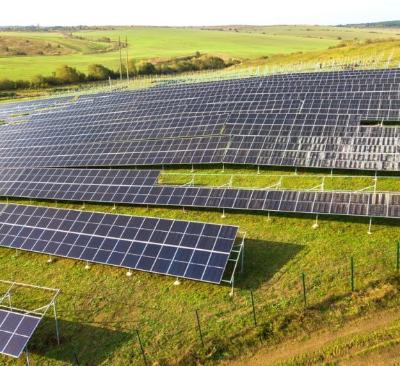 découvrez les différents aspects du coût d'une centrale solaire, incluant les investissements initiaux, les frais d'entretien et les avantages économiques à long terme. informez-vous sur les subventions disponibles et les facteurs influençant le prix pour optimiser votre projet énergétique.