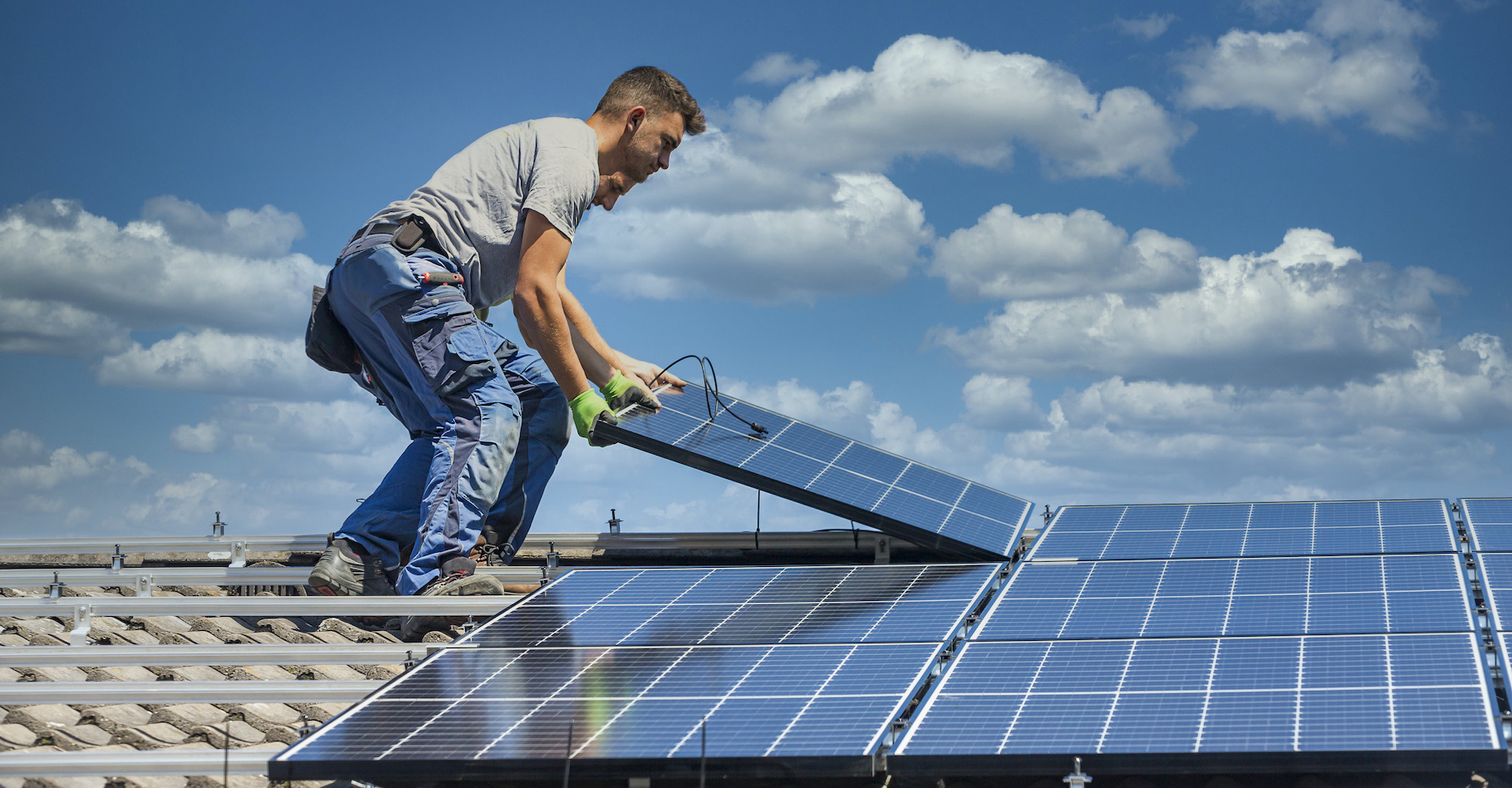 découvrez tout ce qu'il faut savoir sur le coût d'installation des panneaux photovoltaïques. comparez les prix, les aides financières disponibles et les économies d'énergie potentielles pour rendre l'énergie solaire accessible et rentable.