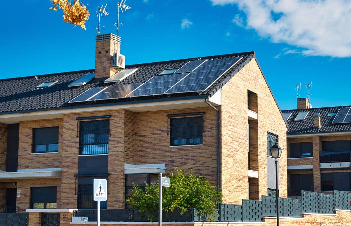 découvrez tout ce que vous devez savoir sur le coût des installations photovoltaïques. explorez les facteurs influençant le prix, les économies potentielles et les aides financières disponibles pour optimiser votre investissement dans l'énergie solaire.