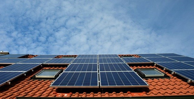 découvrez tout ce qu'il faut savoir sur les coûts associés à l'installation de panneaux photovoltaïques. comparez les prix, les facteurs influençant les tarifs et les économies à long terme que vous pourriez réaliser en passant à l'énergie solaire.