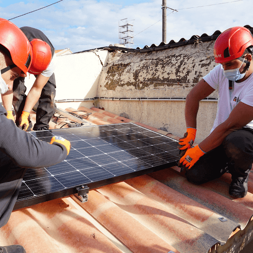 découvrez le cqp installateur systèmes solaires, une formation certifiante qui vous prépare aux compétences nécessaires pour installer et maintenir des systèmes solaires photovoltaïques. devenez un professionnel qualifié dans un secteur en pleine croissance et contribuez à la transition énergétique.