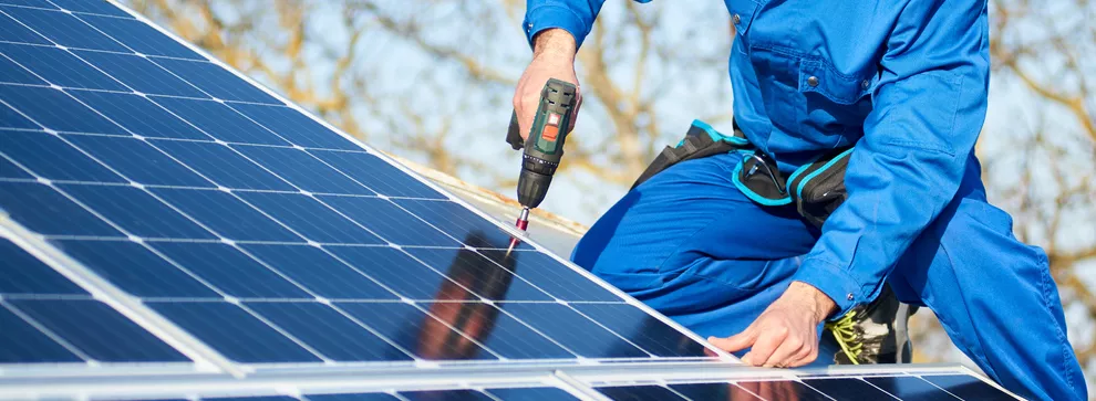 découvrez notre formation cqp installateur systèmes solaires, un parcours certifiant qui vous permettra d'acquérir les compétences nécessaires pour installer et maintenir des systèmes solaires. formez-vous aux technologies renouvelables et contribuez à un avenir durable.