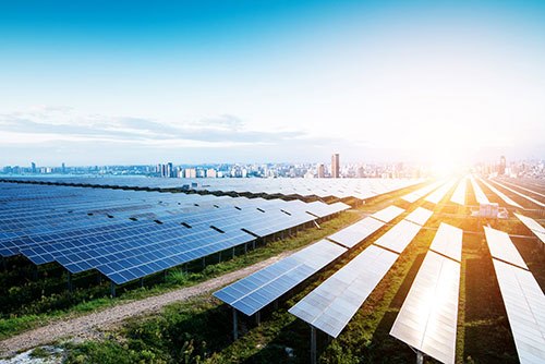 découvrez la définition de l'énergie solaire, une source d'énergie renouvelable essentielle pour l'avenir. apprenez comment elle est captée, ses avantages et son rôle dans la transition énergétique.