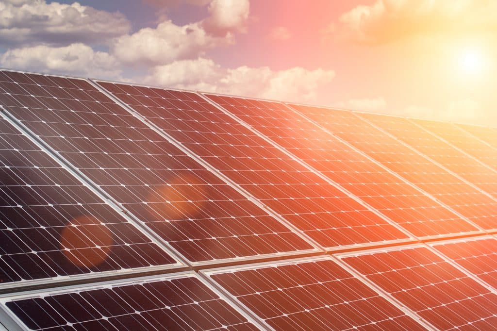 découvrez la définition de l'énergie solaire, une source d'énergie renouvelable inépuisable, qui utilise la lumière du soleil pour produire de l'électricité et de la chaleur. apprenez comment elle fonctionne, ses avantages et son impact sur l'environnement.