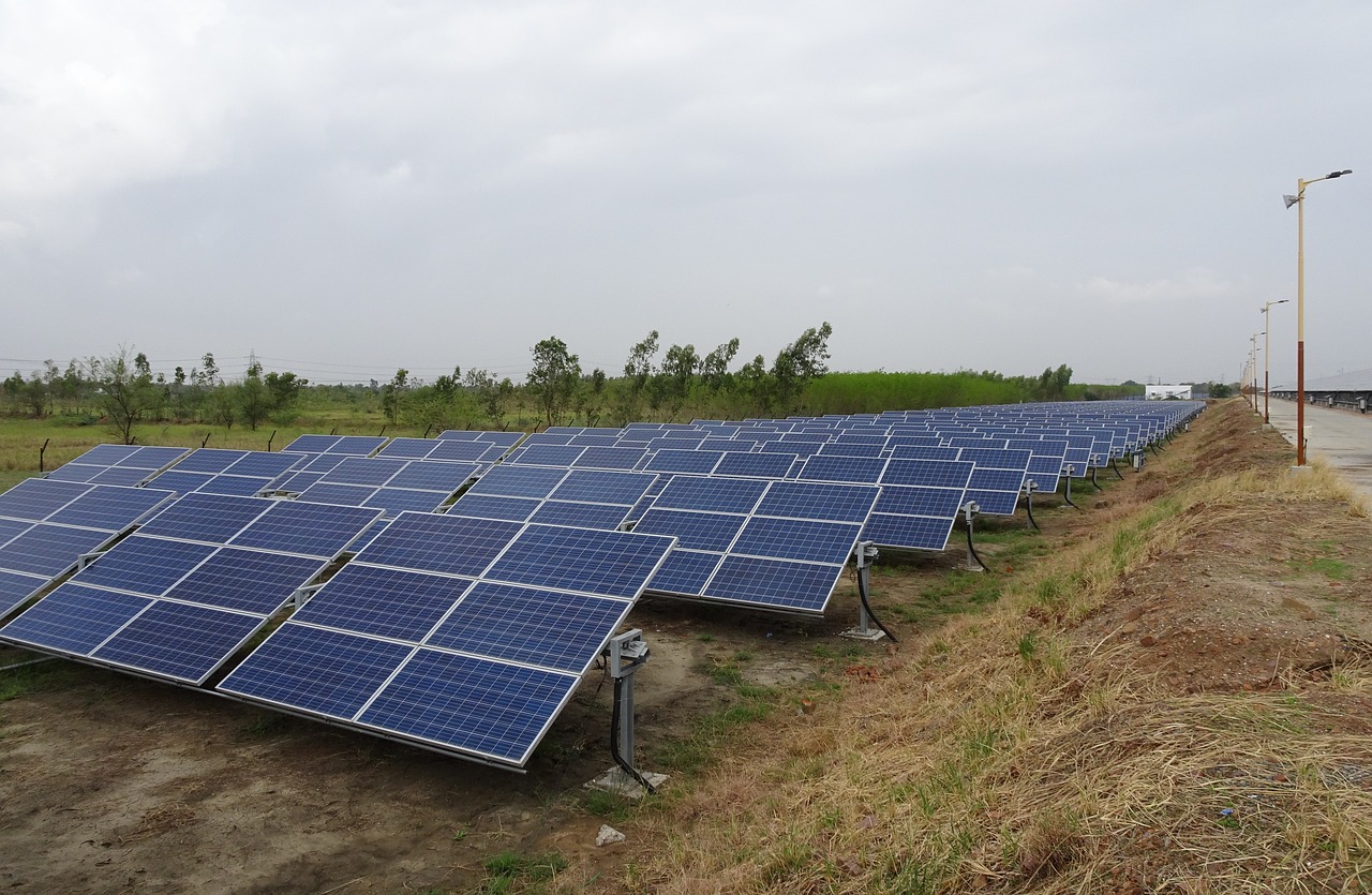 découvrez la définition du panneau solaire, son fonctionnement, ses avantages et son rôle crucial dans la production d'énergie renouvelable. informez-vous sur comment cette technologie contribue à un avenir durable.