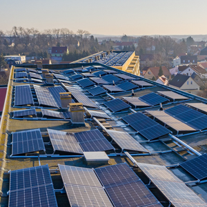 découvrez la définition des panneaux solaires, leur fonctionnement et leurs avantages pour une énergie durable et écologique. apprenez comment ces dispositifs transforment la lumière du soleil en électricité et contribuent à la transition énergétique.
