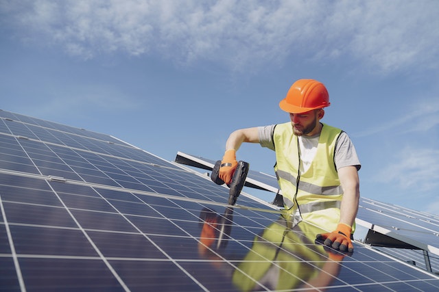 découvrez comment devenir installateur photovoltaïque et participez à la transition énergétique. suivez notre guide pour acquérir les compétences nécessaires, comprendre les aspects techniques et législatifs, et lancer votre carrière dans ce secteur en pleine expansion.