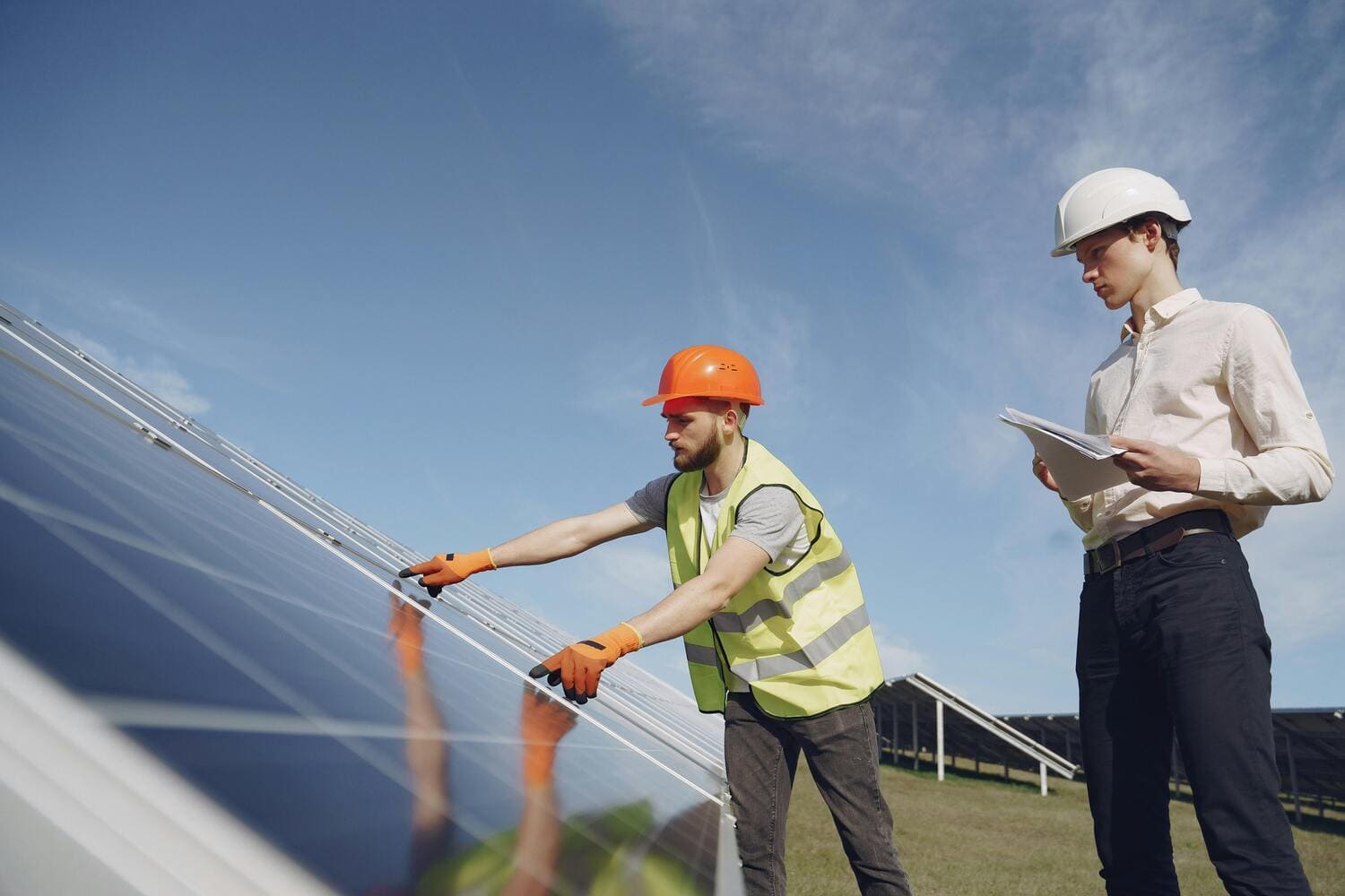 découvrez comment devenir poseur de panneaux photovoltaïques et participez à la transition énergétique ! suivez notre guide complet pour acquérir les compétences nécessaires, les formations recommandées et les opportunités de carrière dans ce secteur en pleine expansion.