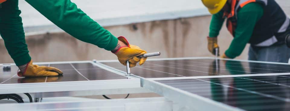 découvrez comment devenir poseur de panneaux photovoltaïques, une carrière d'avenir alliant passion pour l'énergie renouvelable et compétences techniques. apprenez les étapes nécessaires pour vous former et réussir dans ce secteur en plein essor.