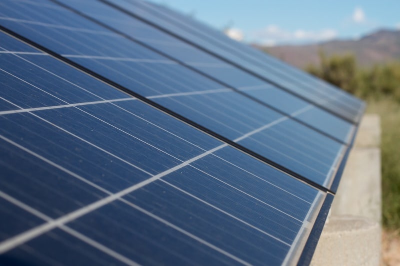 découvrez les distinctions essentielles entre les panneaux solaires et photovoltaïques. apprenez comment ces technologies convertissent l'énergie solaire de manière différente, leurs applications, avantages et choix pour votre projet d'énergie renouvelable.