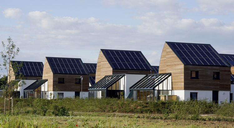 découvrez les différences entre les panneaux solaires thermiques et photovoltaïques. apprenez comment ces deux technologies de l'énergie solaire fonctionnent, leurs avantages respectifs et leurs applications pour optimiser votre consommation d'énergie.