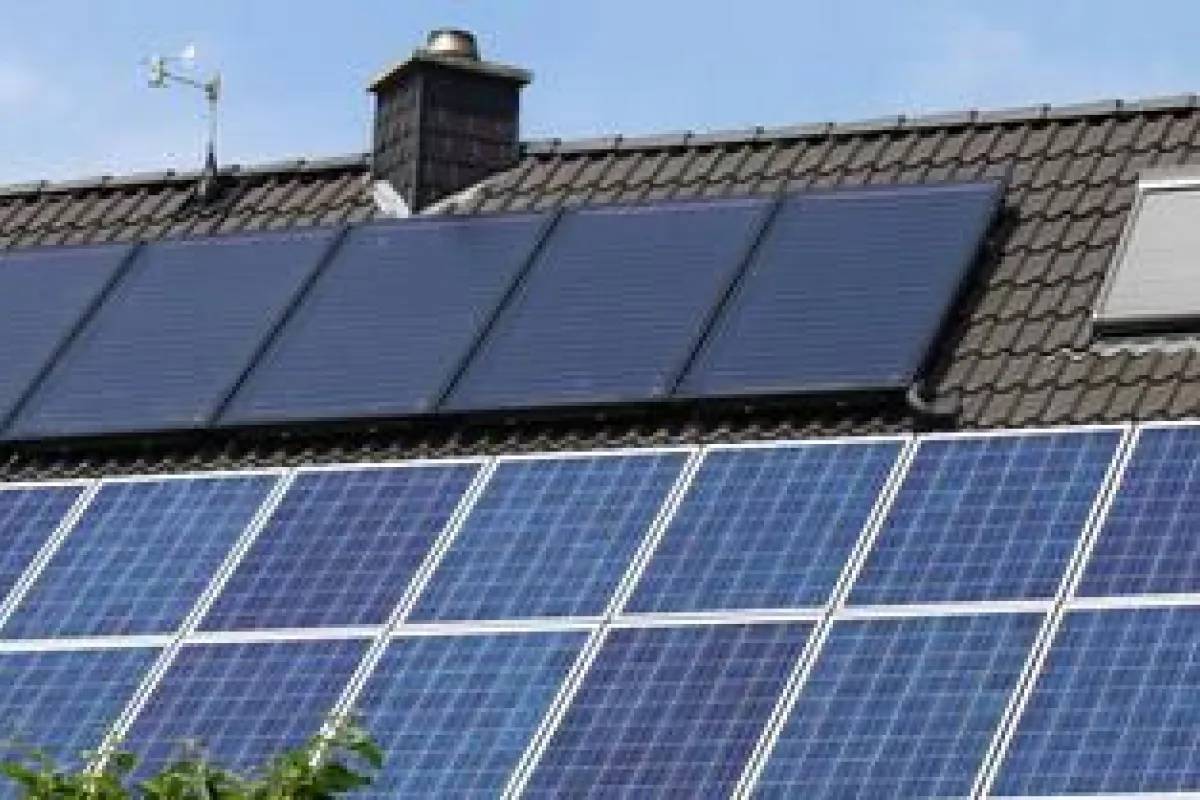 découvrez les distinctions clés entre les systèmes solaires thermiques et photovoltaïques. apprenez comment chacun contribue à la production d'énergie renouvelable et choisissez la solution adaptée à vos besoins énergétiques.