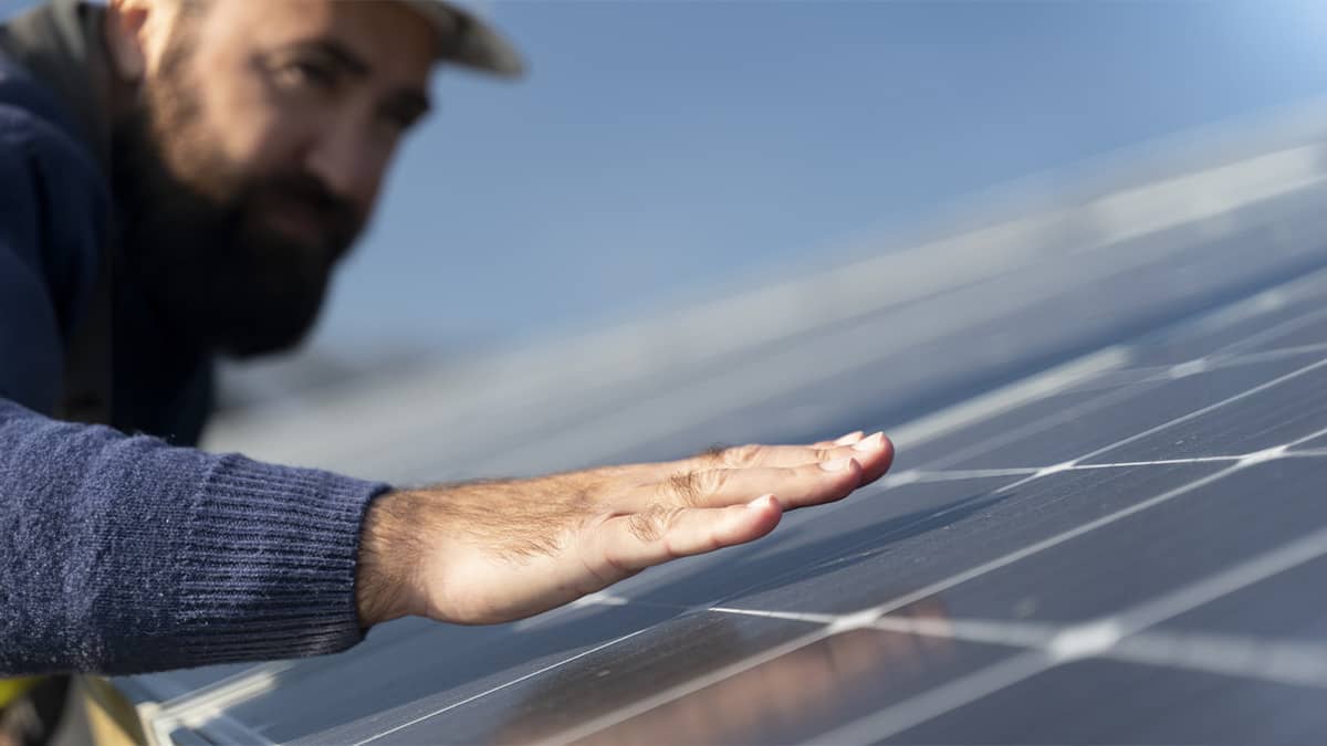 découvrez les différences entre les types d'énergie solaire : photovoltaïque, thermique et concentrée. apprenez comment chaque méthode capte et utilise l'énergie du soleil pour répondre à vos besoins énergétiques tout en respectant l'environnement.