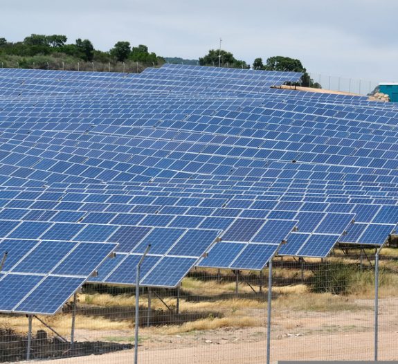 découvrez les différences entre les diverses technologies d'énergie solaire, y compris l'énergie solaire photovoltaïque et thermique, et apprenez comment chacune d'elles contribue à une production d'énergie durable et respectueuse de l'environnement.