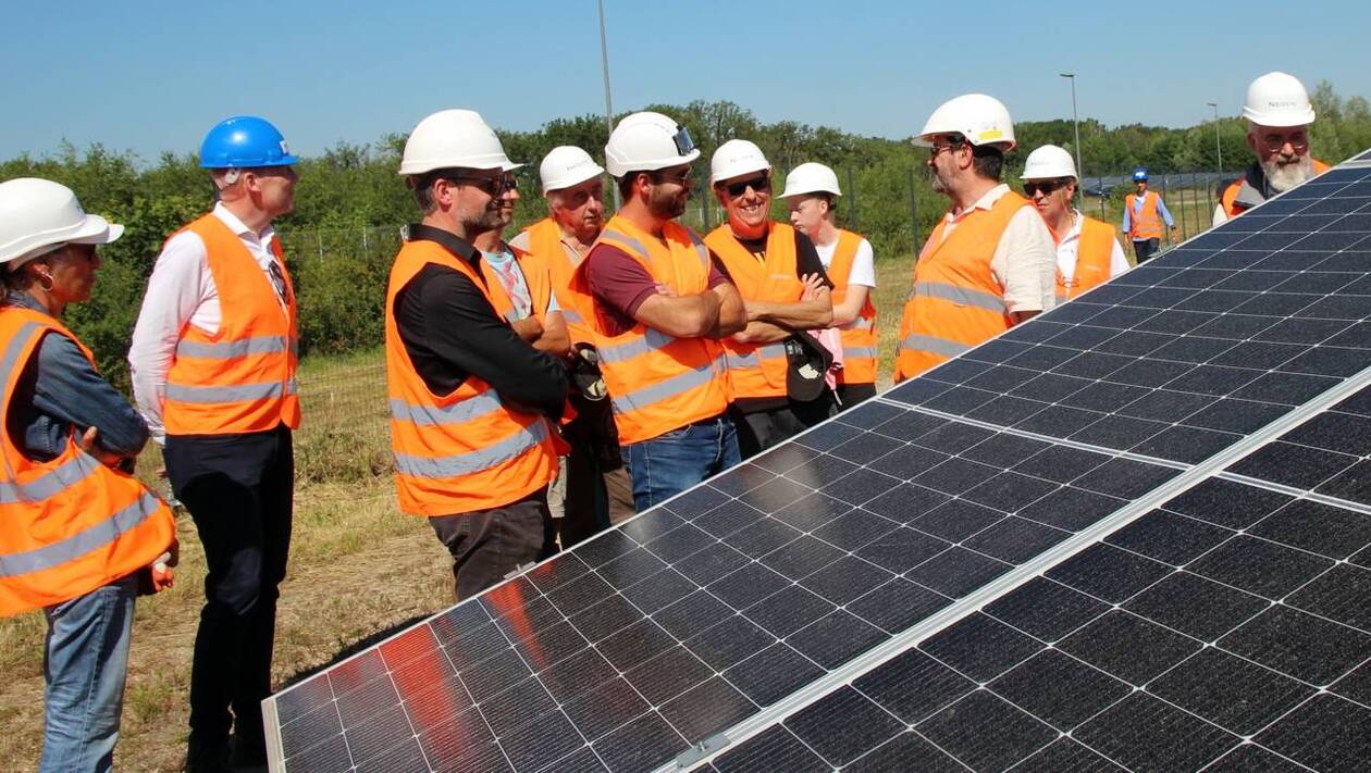 découvrez comment l'économie solaire locale transforme les énergies renouvelables en opportunités durables pour les communautés. explorez les avantages économiques, environnementaux et sociaux de l'énergie solaire à l'échelle locale.