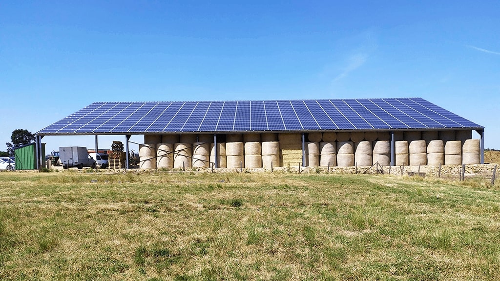découvrez comment optimiser l'efficacité énergétique de votre hangar grâce aux solutions solaires innovantes. transformez votre espace en une source d'énergie durable tout en réduisant vos coûts d'électricité.