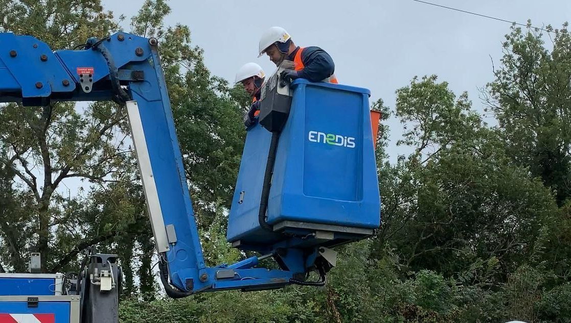 découvrez les salaires controversés d'enedis : une analyse des enjeux financiers et des critiques entourant la rémunération des dirigeants et des employés au sein de cette entreprise de distribution d'électricité en france.