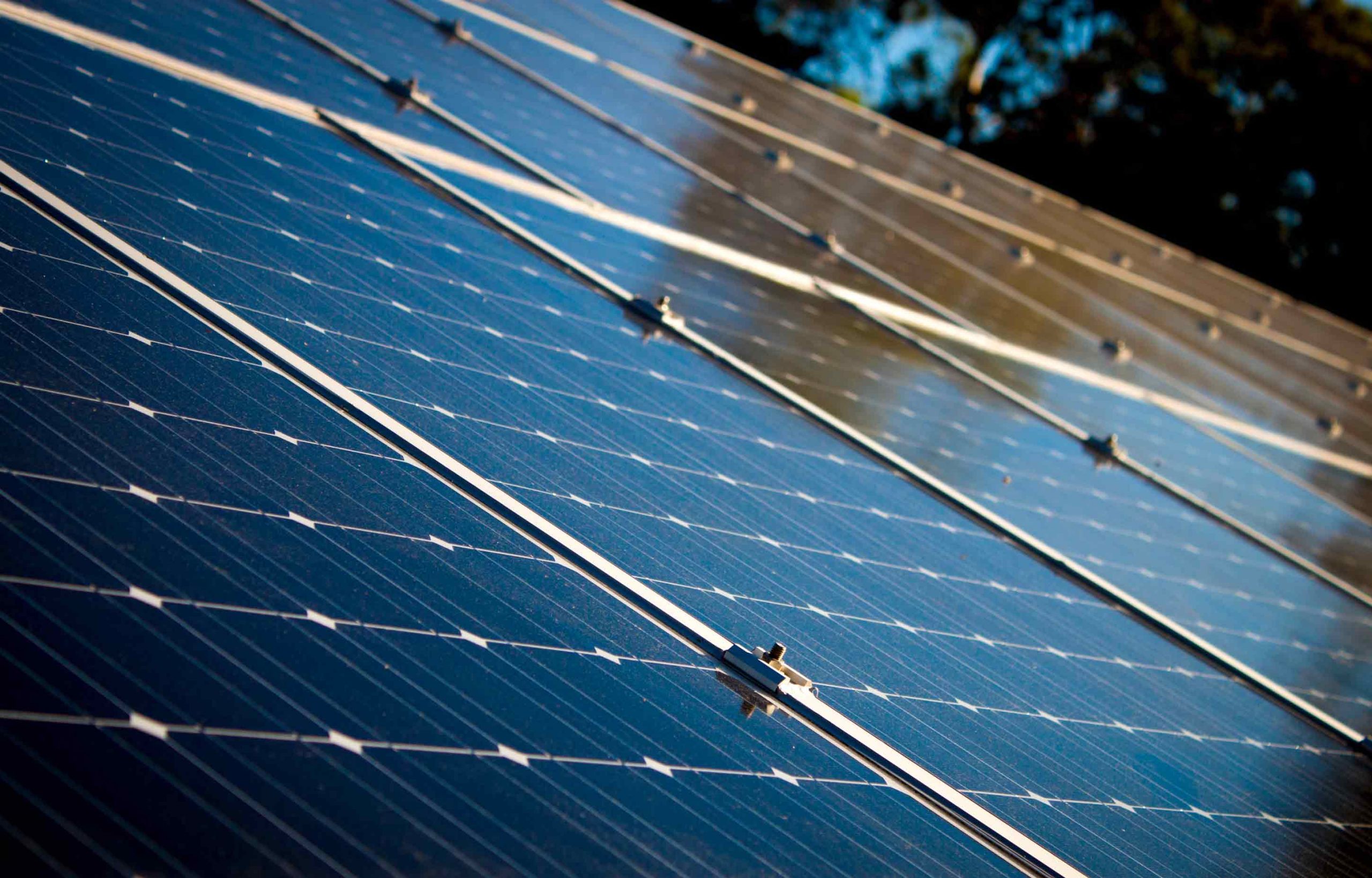 découvrez comment les panneaux photovoltaïques transforment la lumière du soleil en énergie renouvelable, réduisant ainsi votre facture d'électricité tout en protégeant l'environnement. informez-vous sur les avantages, l'installation et les aides financières disponibles pour tirer le meilleur parti de cette technologie durable.