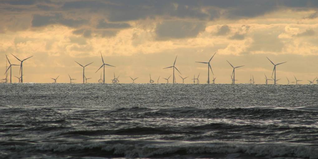découvrez l'énergie éolienne maritime, une source renouvelable puissante et respectueuse de l'environnement qui exploite la force du vent en mer pour produire une électricité durable. explorez ses avantages, ses technologies innovantes et son impact positif sur la transition énergétique.