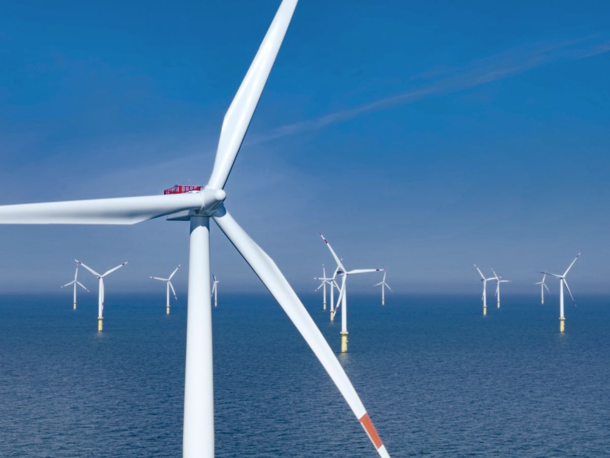 découvrez l'univers de l'éolien maritime, une source d'énergie renouvelable prometteuse qui utilise la force du vent en mer pour produire une électricité propre et durable. explorez ses avantages écologiques, ses technologies innovantes et son impact sur l'avenir énergétique.