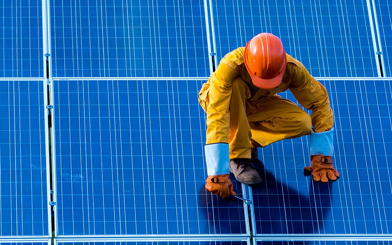 découvrez les erreurs courantes lors de l'installation de panneaux solaires et apprenez comment les éviter pour garantir un fonctionnement optimal de votre système d'énergie renouvelable.