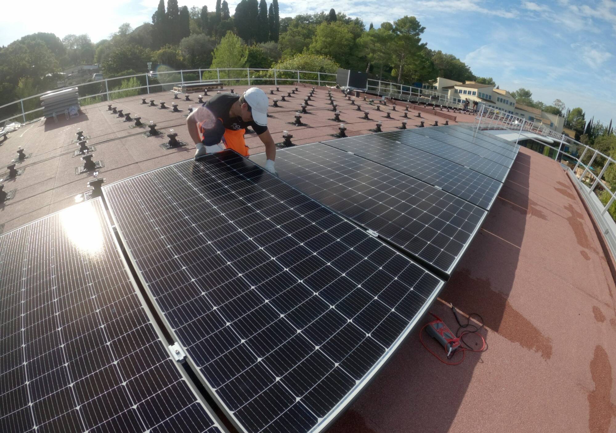 découvrez les arnaques liées aux panneaux solaires : comment les identifier, se protéger et éviter de tomber dans le piège de ces escroqueries. informez-vous pour faire des choix éclairés et sécuriser votre investissement en énergie renouvelable.