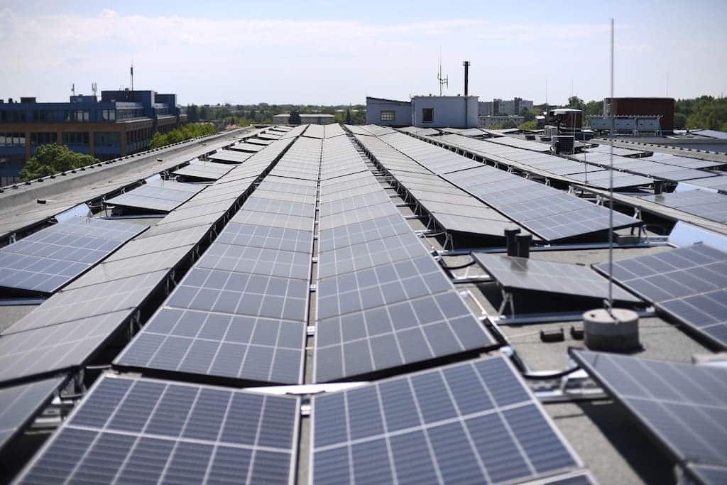 découvrez nos services d'expert en panneaux photovoltaïques à lille. profitez d'une énergie renouvelable, économique et durable grâce à notre expertise locale. contactez-nous pour une étude personnalisée de votre projet solaire.