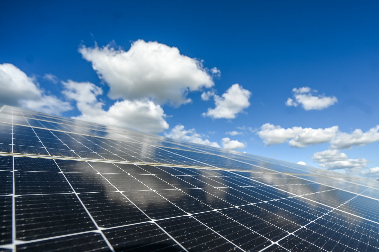 découvrez nos services d'expertise en panneaux photovoltaïques en saône-et-loire. notre équipe qualifiée vous accompagne dans l'installation, l'entretien et l'optimisation de vos systèmes solaires pour maximiser votre production d'énergie renouvelable.