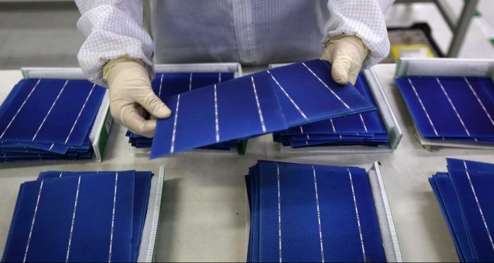 découvrez notre expertise dans la fabrication de panneaux photovoltaïques de haute qualité, alliant innovation et durabilité pour une énergie renouvelable accessible à tous.