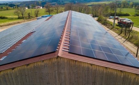 découvrez comment une ferme solaire produit de l'énergie renouvelable grâce à des panneaux solaires, offrant une solution durable pour alimenter des communautés tout en préservant l'environnement.