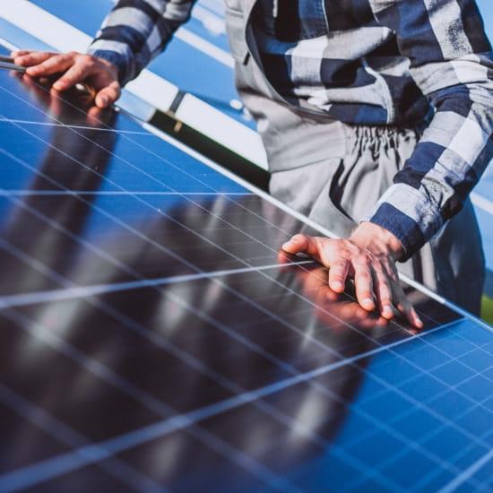 découvrez comment financer l'installation de panneaux solaires et profitez des aides financières, subventions et crédits d'impôt disponibles pour rendre votre projet énergétique accessible et rentable.
