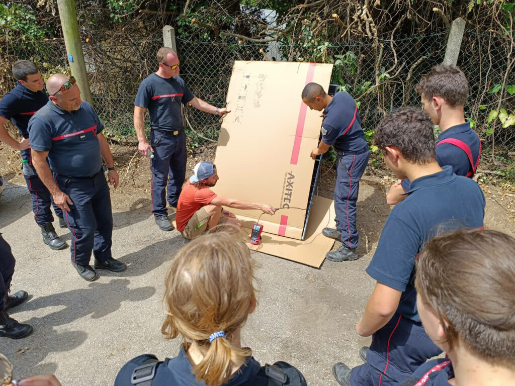 découvrez notre formation expert solaire, conçue pour vous préparer aux défis du secteur de l'énergie solaire. acquérez des compétences approfondies en installations photovoltaïques, maintenance et réglementations, et devenez un acteur clé de la transition énergétique.