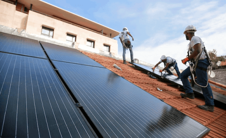 découvrez notre formation complète pour devenir installateur de panneaux photovoltaïques. apprenez les compétences nécessaires pour installer efficacement des systèmes solaires, comprendre les techniques de montage et garantir des installations conformes aux normes. rejoignez le mouvement vers les énergies renouvelables et lancez votre carrière dans un secteur en pleine expansion.