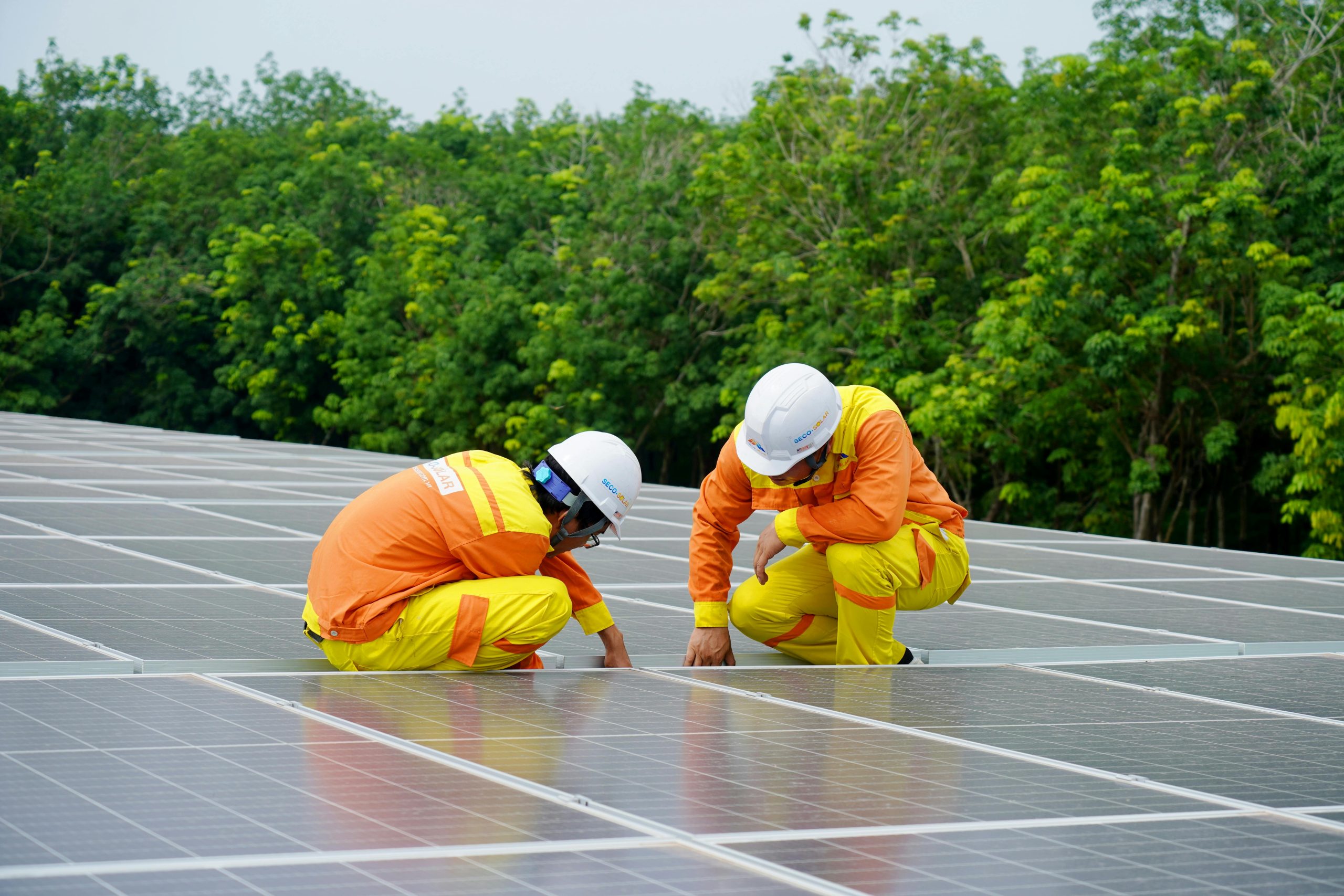 découvrez notre formation spécialisée pour devenir installateur de panneaux solaires. apprenez les techniques et compétences essentielles pour installer efficacement des systèmes photovoltaïques et contribuez à la transition énergétique tout en développant votre carrière dans un secteur en plein essor.