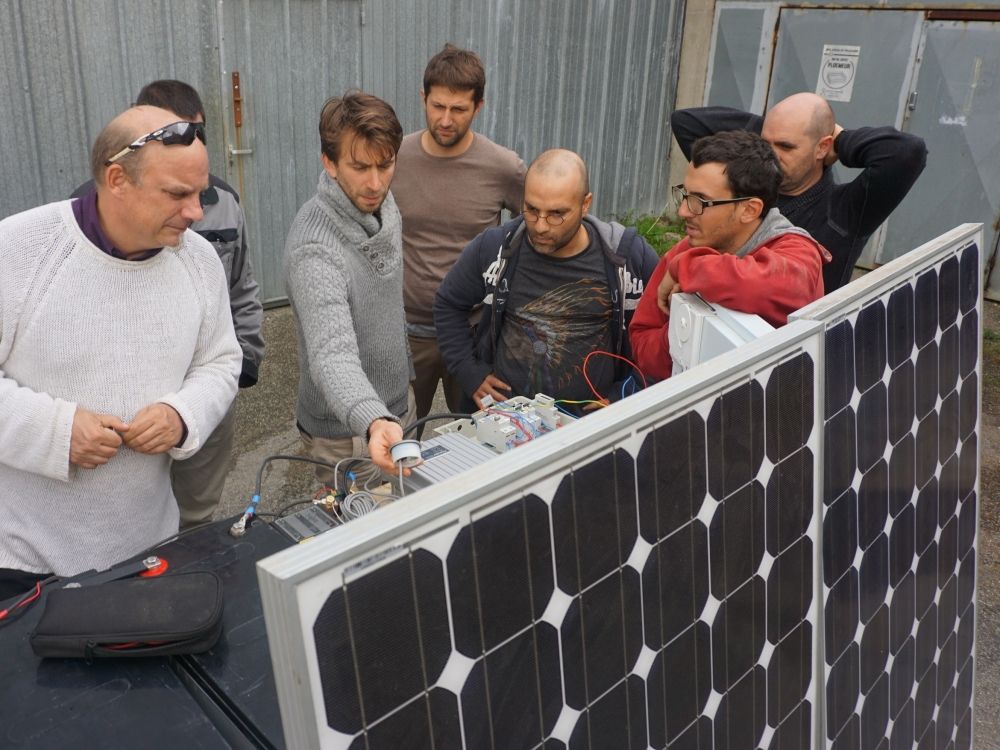 découvrez notre formation certifiée pour devenir installateur photovoltaïque. apprenez les compétences essentielles pour concevoir et installer des systèmes solaires performants, tout en contribuant à la transition énergétique. inscrivez-vous dès maintenant pour un avenir durable!