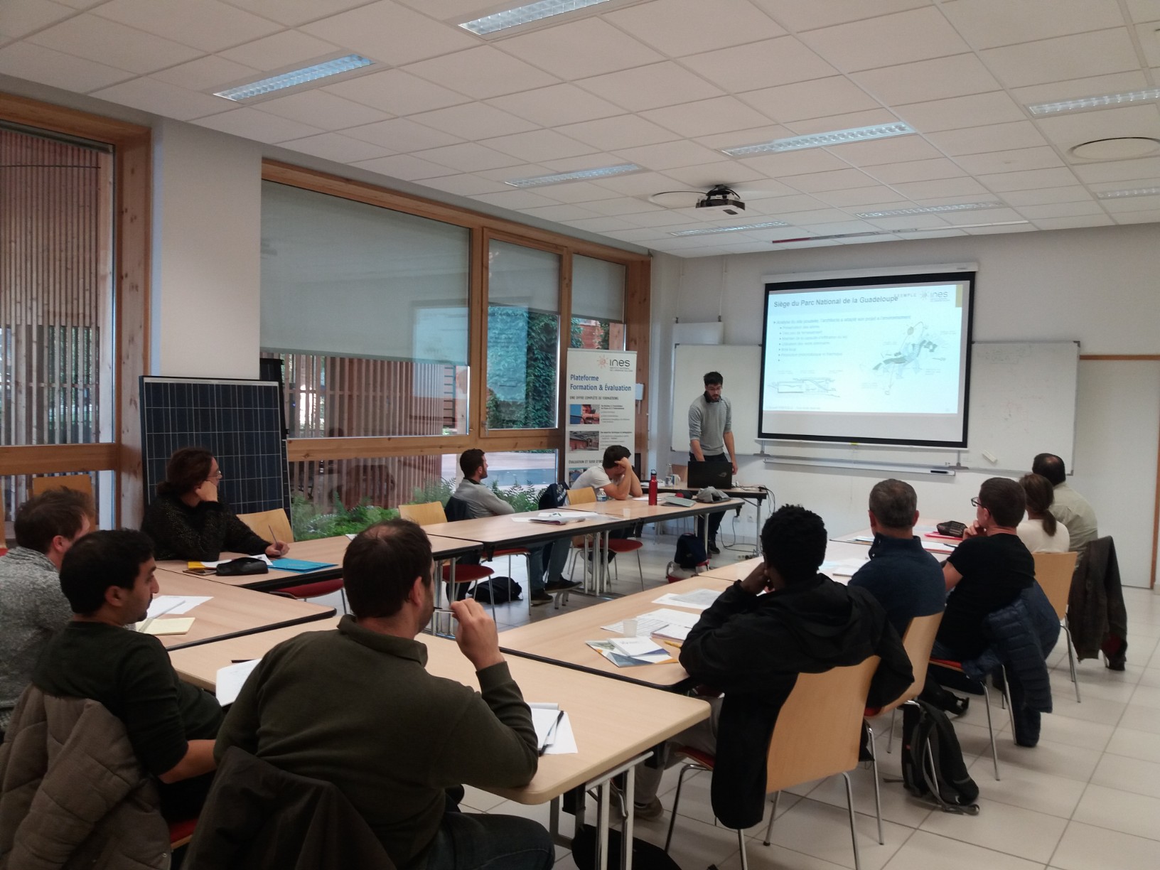 découvrez notre formation dédiée à l'installation de systèmes photovoltaïques. devenez un expert dans le domaine des énergies renouvelables grâce à un apprentissage pratique et théorique. inscrivez-vous dès maintenant et participez à la transition énergétique !