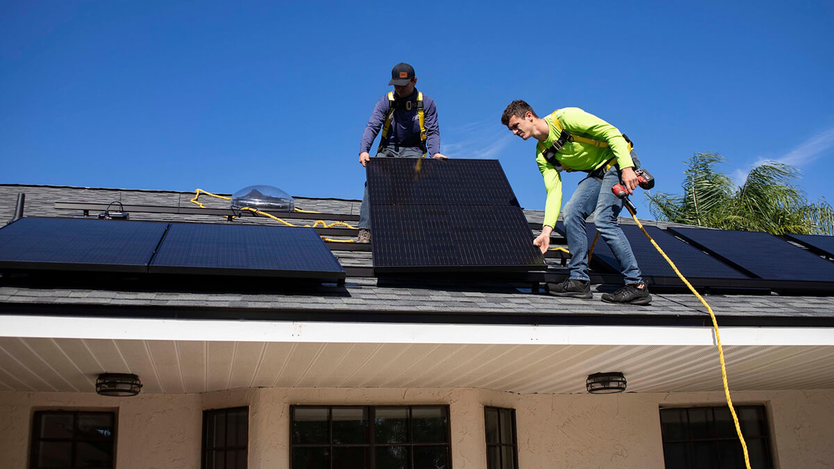 découvrez notre formation d'installateur photovoltaïque en rhône-alpes, conçue pour vous préparer aux défis du marché des énergies renouvelables. acquérez les compétences techniques et pratiques nécessaires pour installer des systèmes solaires tout en bénéficiant d'une expertise locale et de formateurs qualifiés.