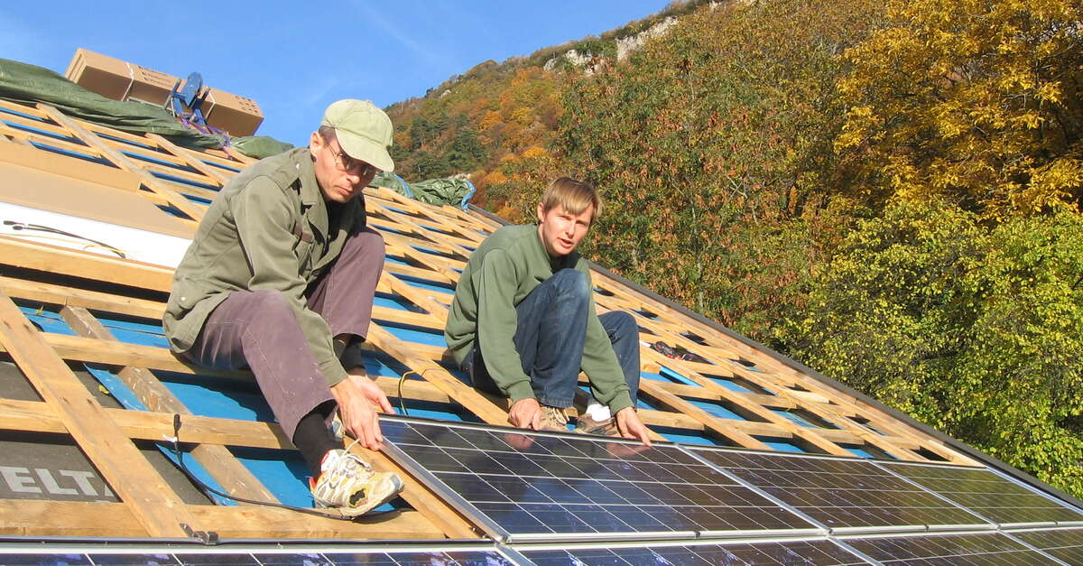 boostez votre carrière avec notre formation d'installateur photovoltaïque en rhône-alpes. apprenez les techniques essentielles pour installer des panneaux solaires et contribuez à la transition énergétique tout en bénéficiant d'une formation pratique et complète.