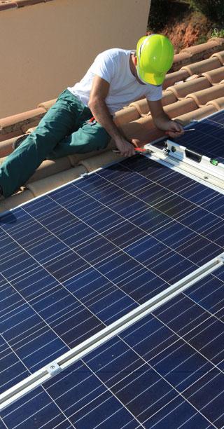 découvrez notre formation complète sur les panneaux solaires, qui vous permettra d'acquérir des compétences pratiques et théoriques pour installer et entretenir des systèmes photovoltaïques. idéale pour les professionnels et les passionnés d'énergie renouvelable.