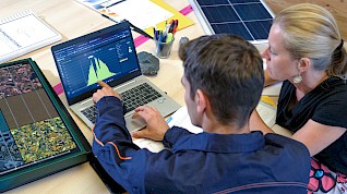 découvrez nos formations spécialisées pour les installateurs de systèmes photovoltaïques. apprenez les techniques essentielles, les réglementations en vigueur et les meilleures pratiques pour réussir dans le secteur des énergies renouvelables. rejoignez-nous et boostez votre carrière dans l'installation de panneaux solaires.